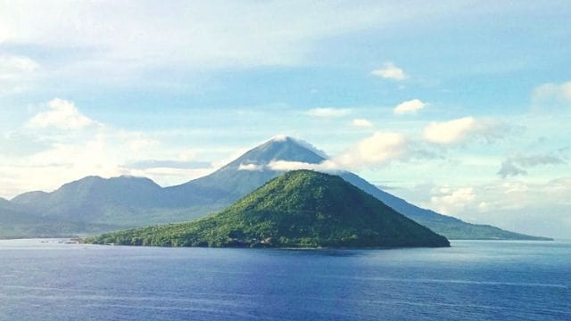 Terus Promosikan Sektor Pariwisata, Pemkot Tidore Gelar Camping Ground di Pulau Maitara 38 Pulau Maitara dan Pulau Tidore.