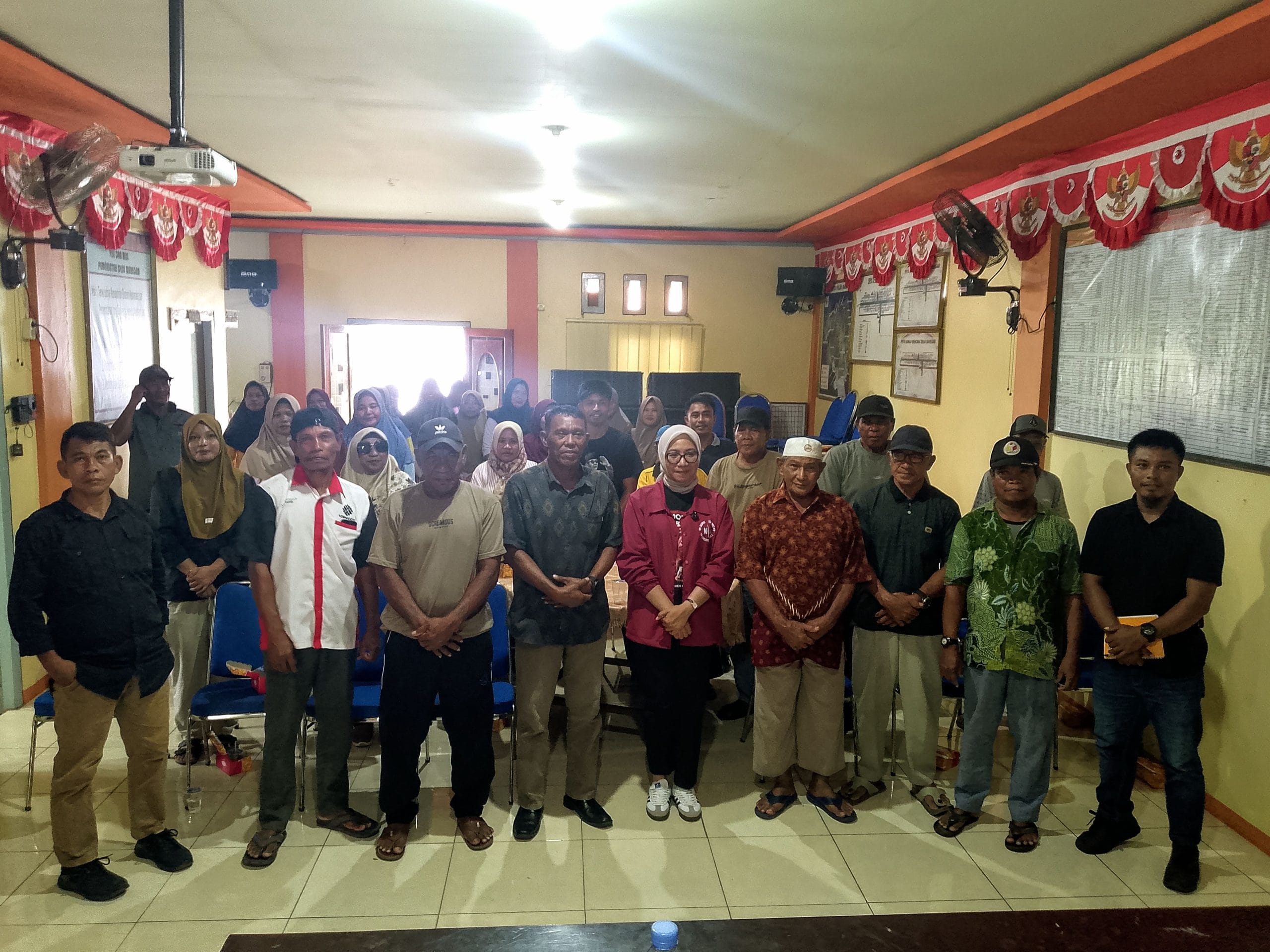 Foto bersama Anggota DPRD Kota Tidore Kepulauan, Nurul Asnawiah, dengan tokoh-tokoh di Desa Maregam, usai melaksanakan Reses ke III Tahun 2025 di Desa Maregam, Kecamatan Tidore Selatan.