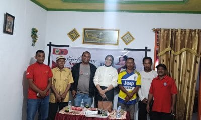 Anggota DPRD Kota Tidore Kepulauan, Nurul Asnawiah, foto bersama Kepala Kelurahan dan tokoh-tokoh di lingkungan Tomayou.