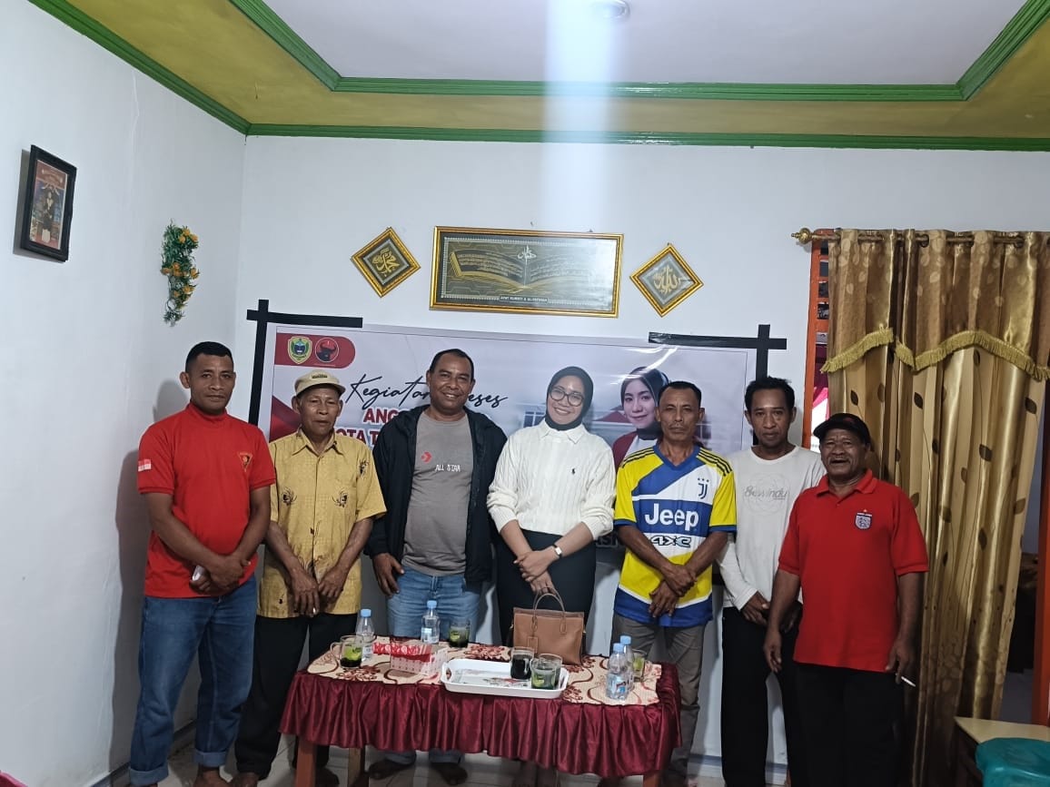 Anggota DPRD Kota Tidore, Nurul Asnawiah, Menyerap Aspirasi Warga di Kelurahan Afa-Afa 38 Anggota DPRD Kota Tidore Kepulauan, Nurul Asnawiah, foto bersama Kepala Kelurahan dan tokoh-tokoh di lingkungan Tomayou.