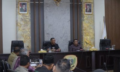 Wali Kota Tidore Kepulauan Muhammad Sinen, SE didampingi Sekretaris Daerah H. Ismail Dukomalamo mengikuti Zoom Meeting arahan Menteri Dalam Negeri RI tentang perkembangan situasi saat ini dan rakor inflasi.