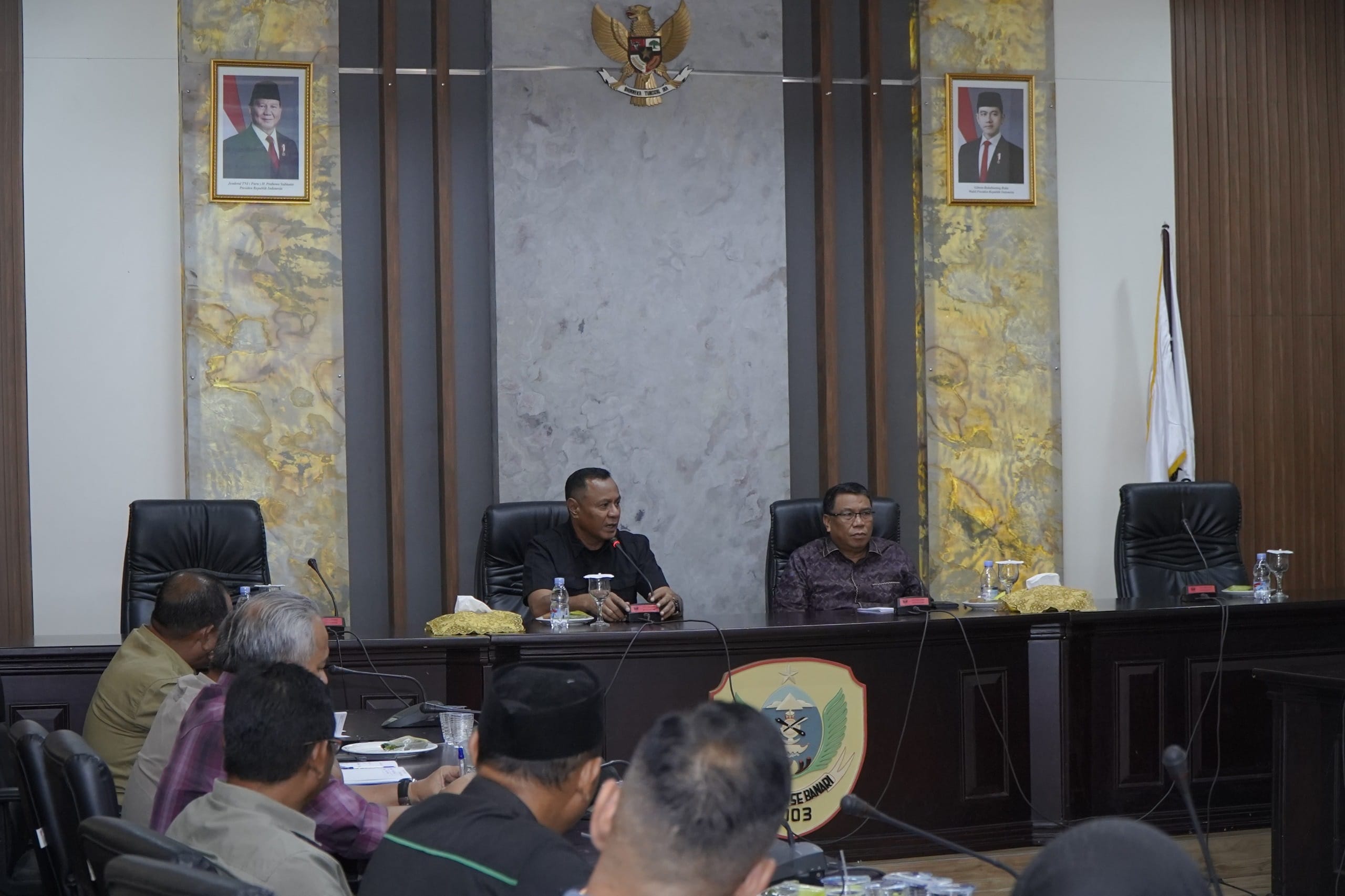 Wali Kota Tidore Kepulauan Muhammad Sinen, SE didampingi Sekretaris Daerah H. Ismail Dukomalamo mengikuti Zoom Meeting arahan Menteri Dalam Negeri RI tentang perkembangan situasi saat ini dan rakor inflasi.