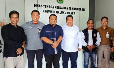 Foto Bersama Askot PSSI Kota Tidore Kepulauan, BPJS Ketenagakerjaan dan Kepala Disnakertrans Maluku Utara, Marwan Polisiri.