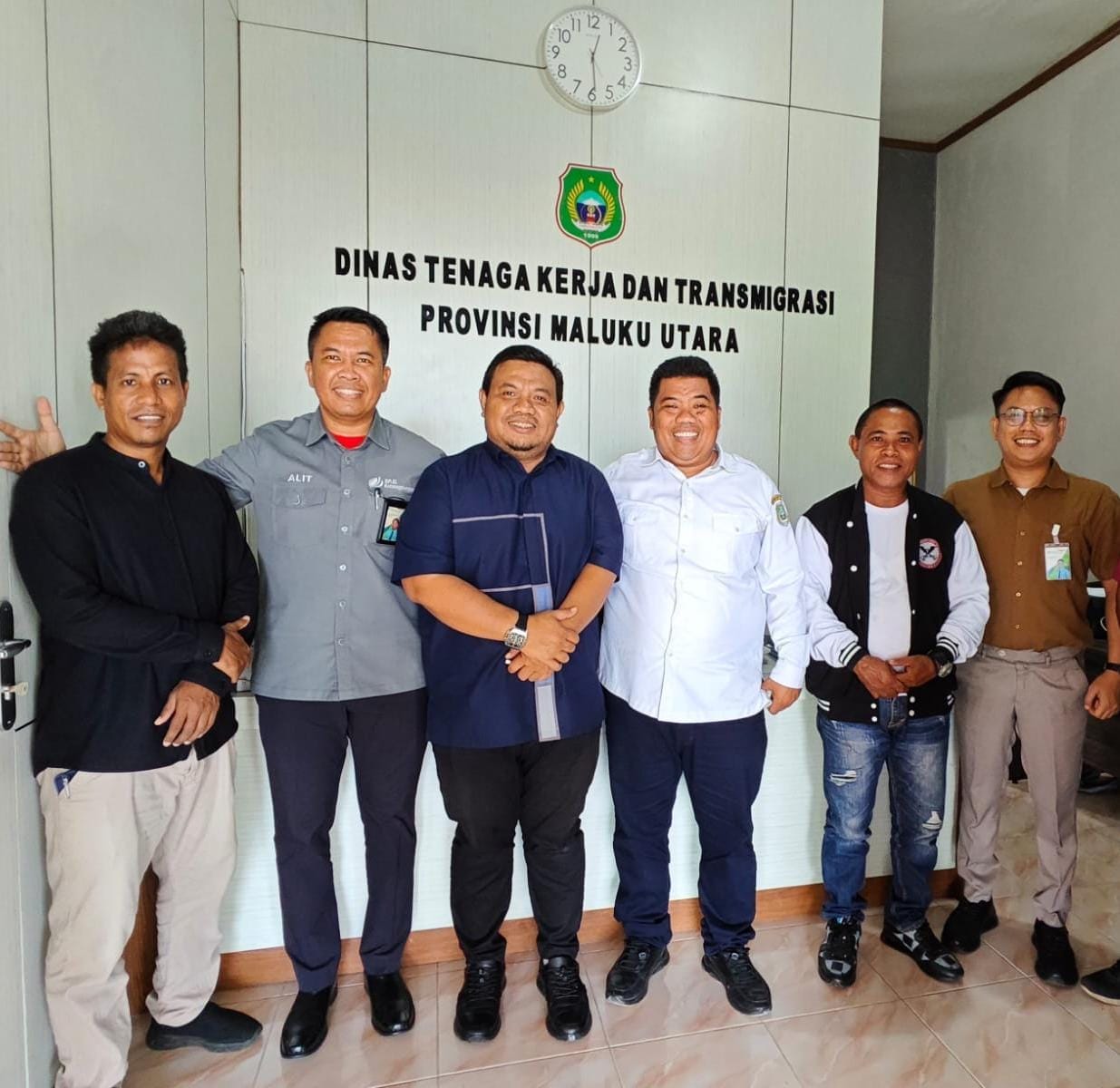 Foto Bersama Askot PSSI Kota Tidore Kepulauan, BPJS Ketenagakerjaan dan Kepala Disnakertrans Maluku Utara, Marwan Polisiri.