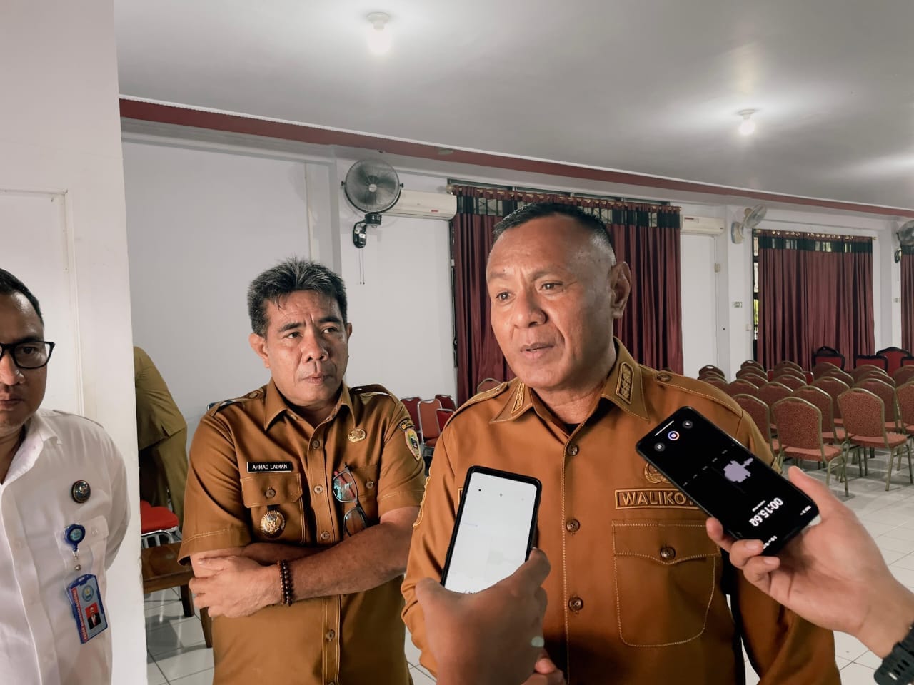 Wali Kota Tidore Kepulauan Muhammad Sinen, saat diwawancarai awak media.