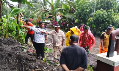 Ketua Komisi III DPRD, Kalak BPBD, dan Kepala Dinas PU Kota Tidore saat meninjau lokasi banjir di Kelurahan Bobo, Tidore Utara.