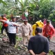 Jalan Utama Kelurahan Bobo Tertutup Material Banjir, Komisi III DPRD Tidore Desak BPJN Segera Lakukan Normalisasi Jalur Air 42 Ketua Komisi III DPRD, Kalak BPBD, dan Kepala Dinas PU Kota Tidore saat meninjau lokasi banjir di Kelurahan Bobo, Tidore Utara.