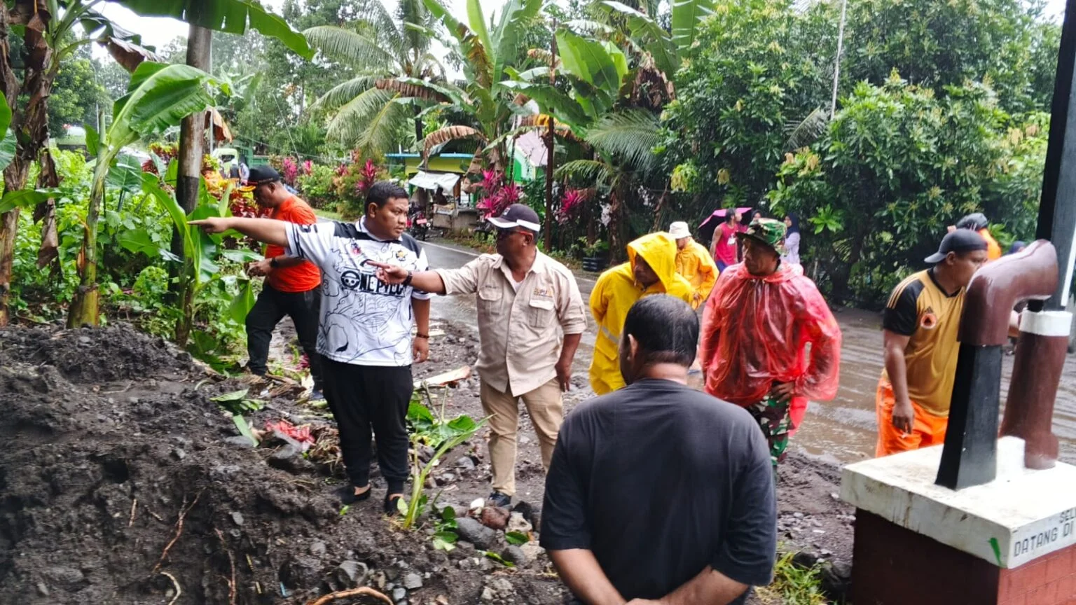 Jalan Utama Kelurahan Bobo Tertutup Material Banjir, Komisi III DPRD Tidore Desak BPJN Segera Lakukan Normalisasi Jalur Air 39 Ketua Komisi III DPRD, Kalak BPBD, dan Kepala Dinas PU Kota Tidore saat meninjau lokasi banjir di Kelurahan Bobo, Tidore Utara.