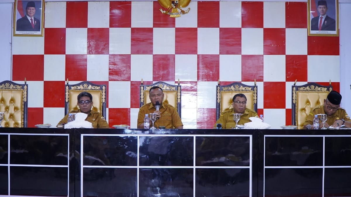 Pemangkasan Dana TKD 2026 Ancam Belanja Pegawai di Tidore 38 Rapat bersama pimpinan OPD, Camat, Lurah, dan Kepala Desa se-Kota Tidore Kepulauan yang dipimpin Wali Kota Muhammad Sinen didampingi Wakil Wali Kota Ahmad Laiman serta Sekda Ismail Dukomalamo di Aula Sultan Nuku, Senin (29/9/2025).