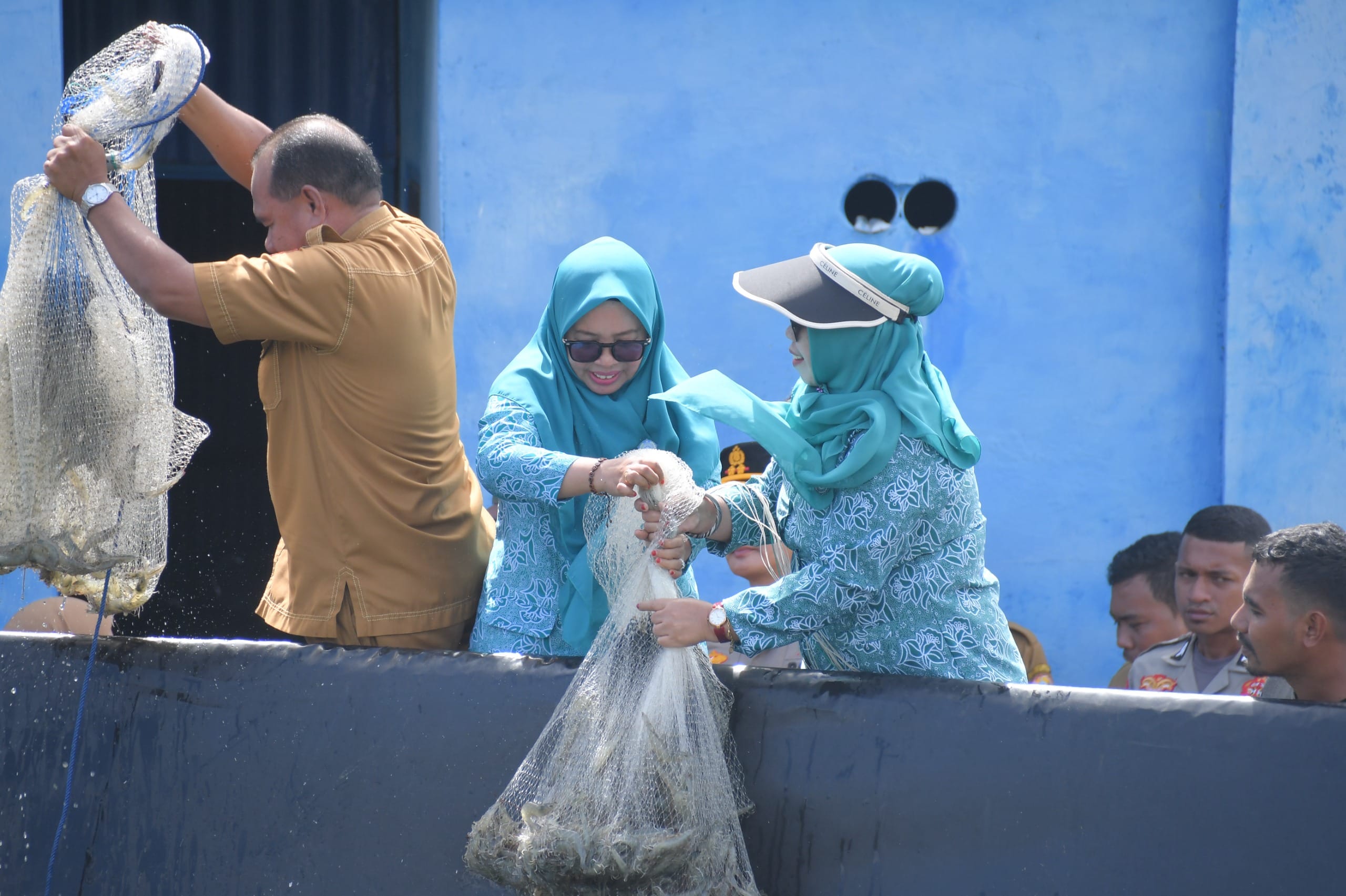 Staf Ahli Walikota bersama Ketua TP-PKK Kota Tidore Kepulauan Rahmawati Muhammad Sinen, dan Ketua I TP-PKK Kota Tidore Kepulauan Sumiyati Ahmad Laiman Melakukan Panen Udang Vaname.