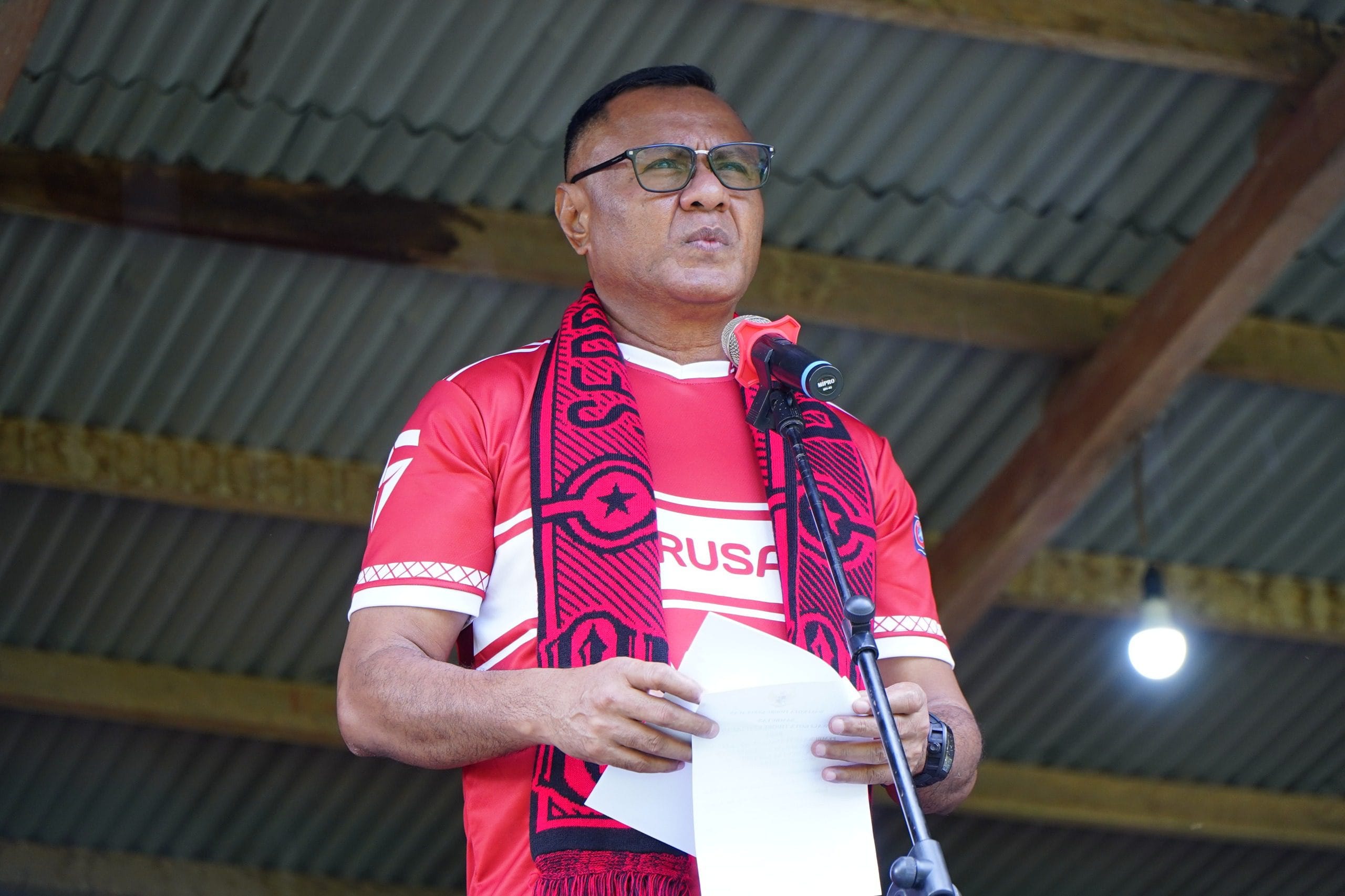 Wali Kota Tidore Kepulauan Muhammad Sinen, S.E memberikan sambutan pada Pembukaan Rurusaya Open Turnamen ke XIII Tahun 2025.