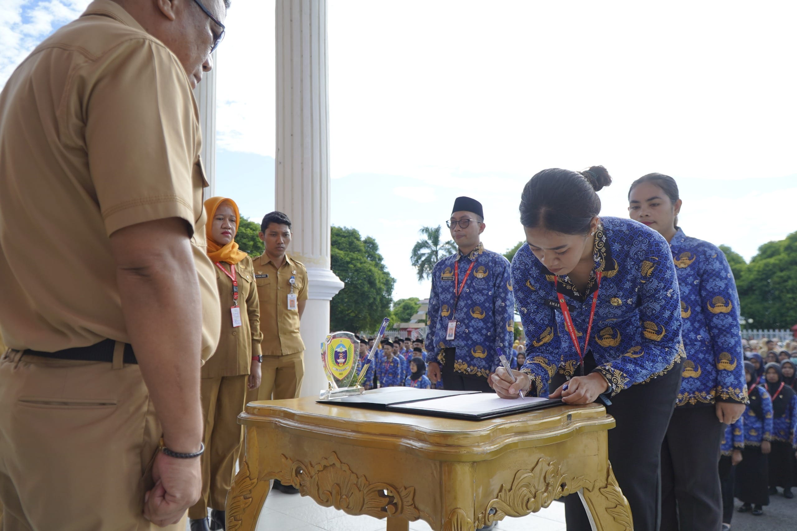 Wali Kota Tidore Kepulauan yang diwakili Sekretaris Daerah H. Ismail Dukomalamo, S. Pd, MM, membaca Naskah Sumpah Janji dan diikuti PNSPengangkatan tahun 2023 Lingkup Pemerintah Kota Tidore.