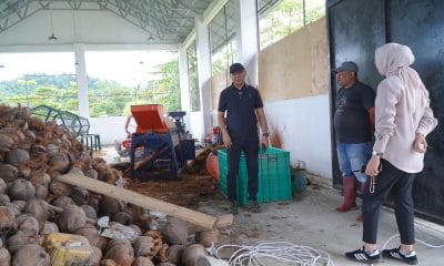 Wali Kota Tidore Muhammad Sinen didampingi Ketua Gekraf Kota Tidore Sekaligus Anggota DPRD Kota Tidore Nurul Asnawia mengunjungi IKM Sohi Coconut, di Kelurahan Akelamo.