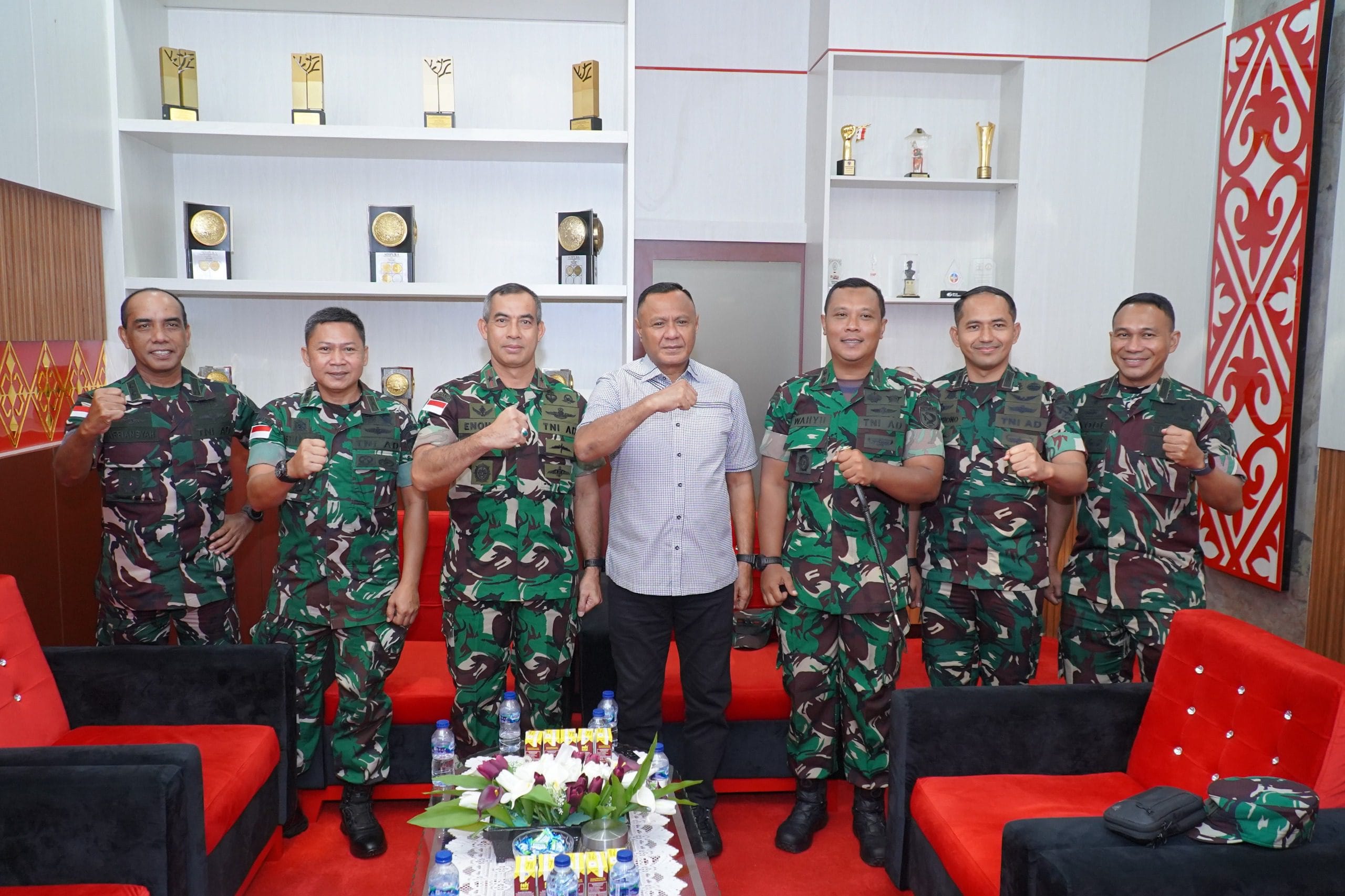 Walikota Tidore Kepulauan, Muhammad Sinen, SE menerima kunjungan Danrem 152Babullah Brigjen TNI Enoh Solehudin bersama rombongan dalam rangka Koordinasi persiapan rangkaian HUT Ke-80 TNI di Tidore.
