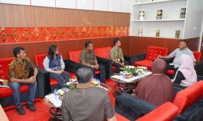 Walikota Tidore Kepulauan, Muhammad Sinen, SE menerima kunjungan Kepala Sentra Wasana Bahagia Ternate Osep Mulyani dalam rangka pembahasan Sekolah Rakyat di ruang kerja Walikota, Kamis 25 September 2025.