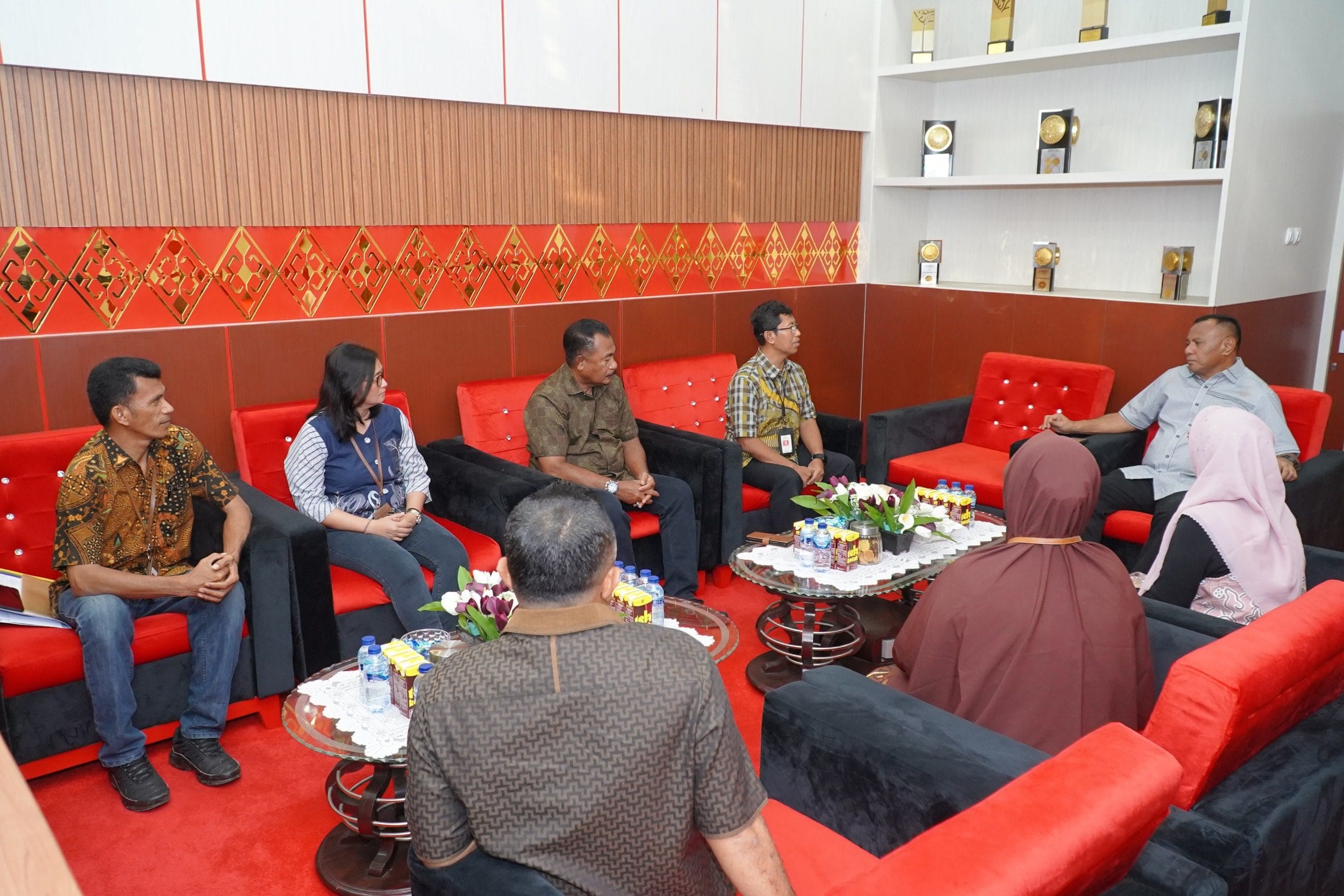 Walikota Tidore Kepulauan, Muhammad Sinen, SE menerima kunjungan Kepala Sentra Wasana Bahagia Ternate Osep Mulyani dalam rangka pembahasan Sekolah Rakyat di ruang kerja Walikota, Kamis 25 September 2025.