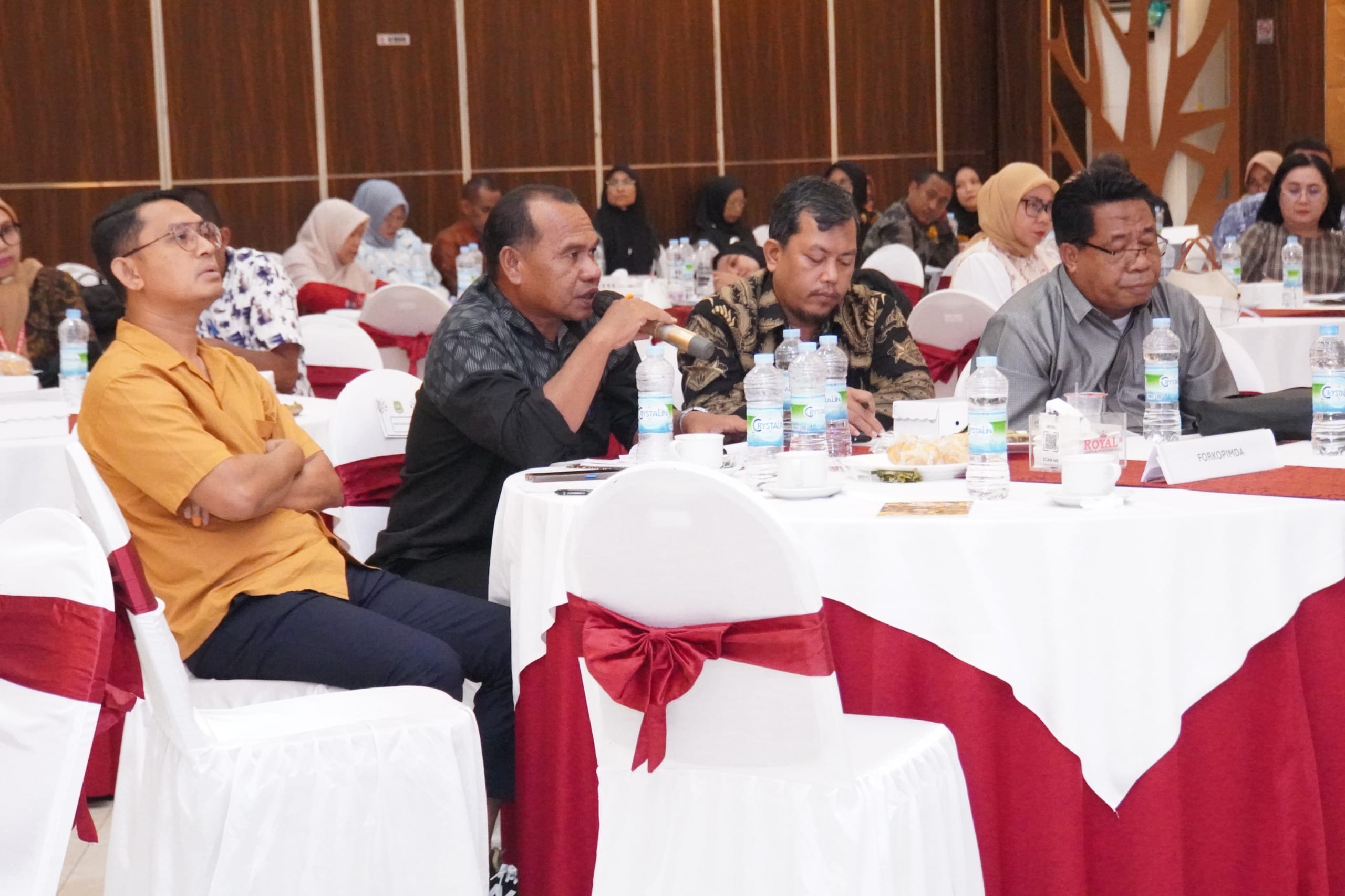 Staf Ahli Wali Kota Bidang Ekonomi, Pembangunan, dan Keuangan, Abdul Hakim Adjam, dalam Rapat Koordinasi Tim Pengendalian Inflasi Daerah (TPID) dan Tim Percepatan Perluasan Digitalisasi Daerah (TP2DD) se-Provinsi Maluku Utara Tahun 2025 yang berlangsung di Ballroom Royal Resto, Ternate, Kamis (18/9/2025).