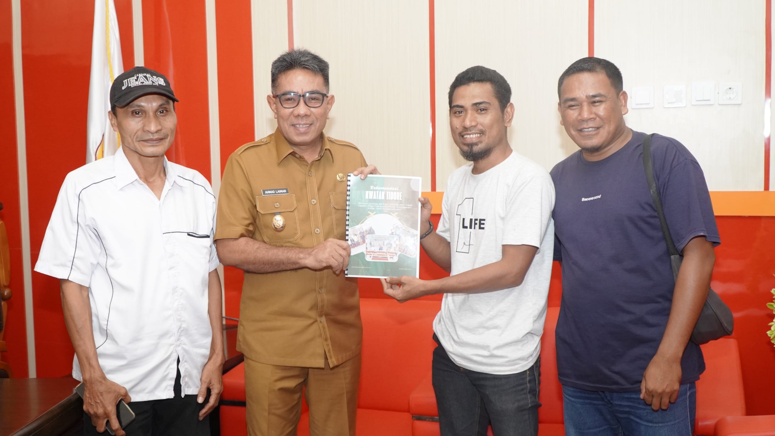 Pemkot Tidore Terima Rekomendasi Hasil Dialog “Kwatak Bacarita” Soal Pengurangan Dana TKD 39 Penyerahan rekomendasi dilakukan langsung oleh Ketua Kwatak Tidore, Suratmin Idrus, dan diterima oleh Wakil Wali Kota Tidore Kepulauan, Ahmad Laiman, di ruang kerja Wakil Wali Kota, Selasa (14/10/2025).