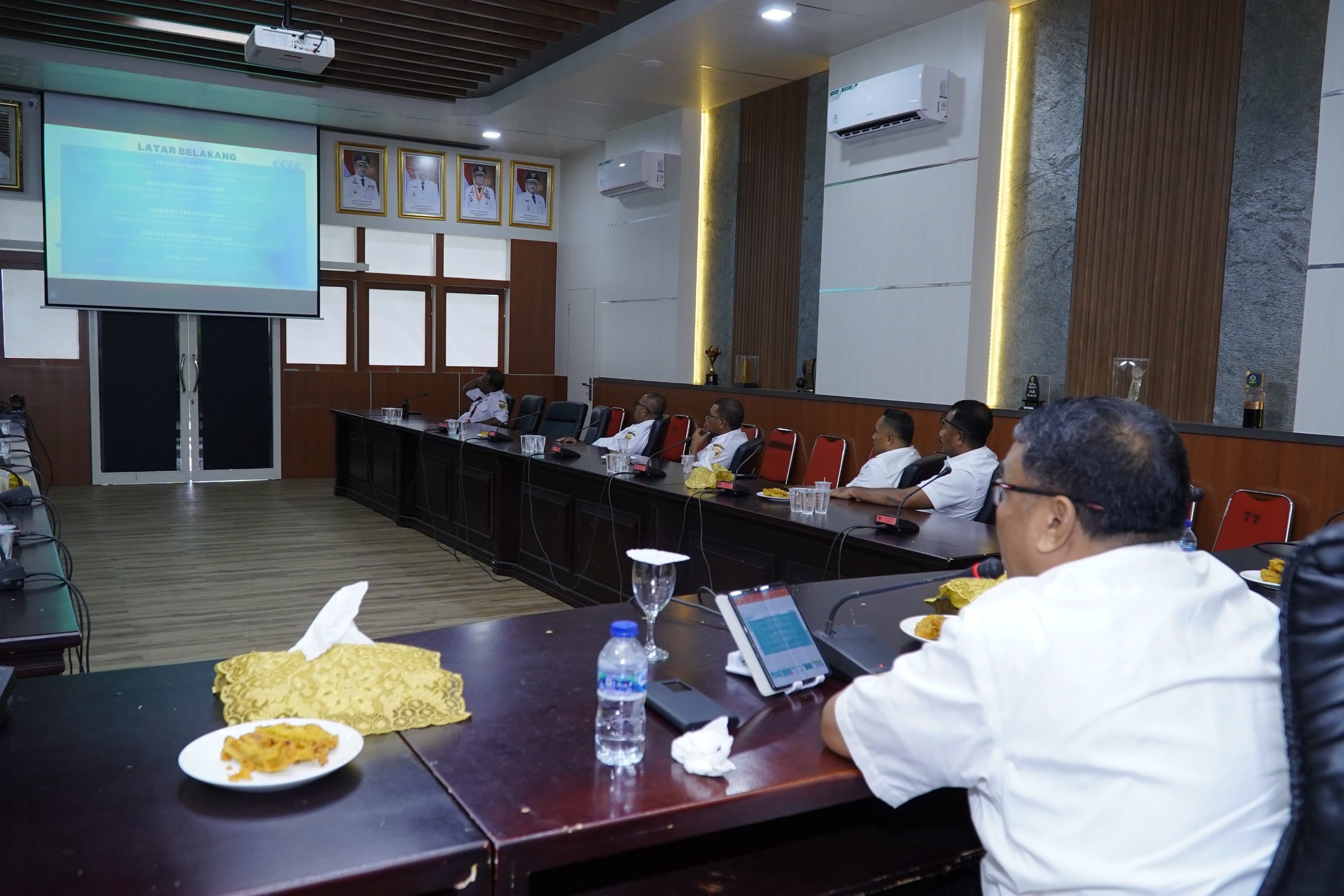 Sekretaris Daerah Kota Tidore Kepulauan H. Ismail Dukomalamo, S.Pd.MM mengikuti Rapat Evaluasi Pelaksanaan Pemeriksaan Kesehatan Gratis (PKG) Kabupaten dan Kota di Provinsi Maluku Utara Melalui zoom Meeting.