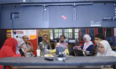 Asisten Sekda Bidang Pemerintahan dan Kesra DR. Syofyan Saraha,menghadiri rapat asesment best practice dan intim news yang dilaksanakan oleh Apeksi Komwil VI melalui Zoom Meeting di Ruang Rapat Bagian Protokol.