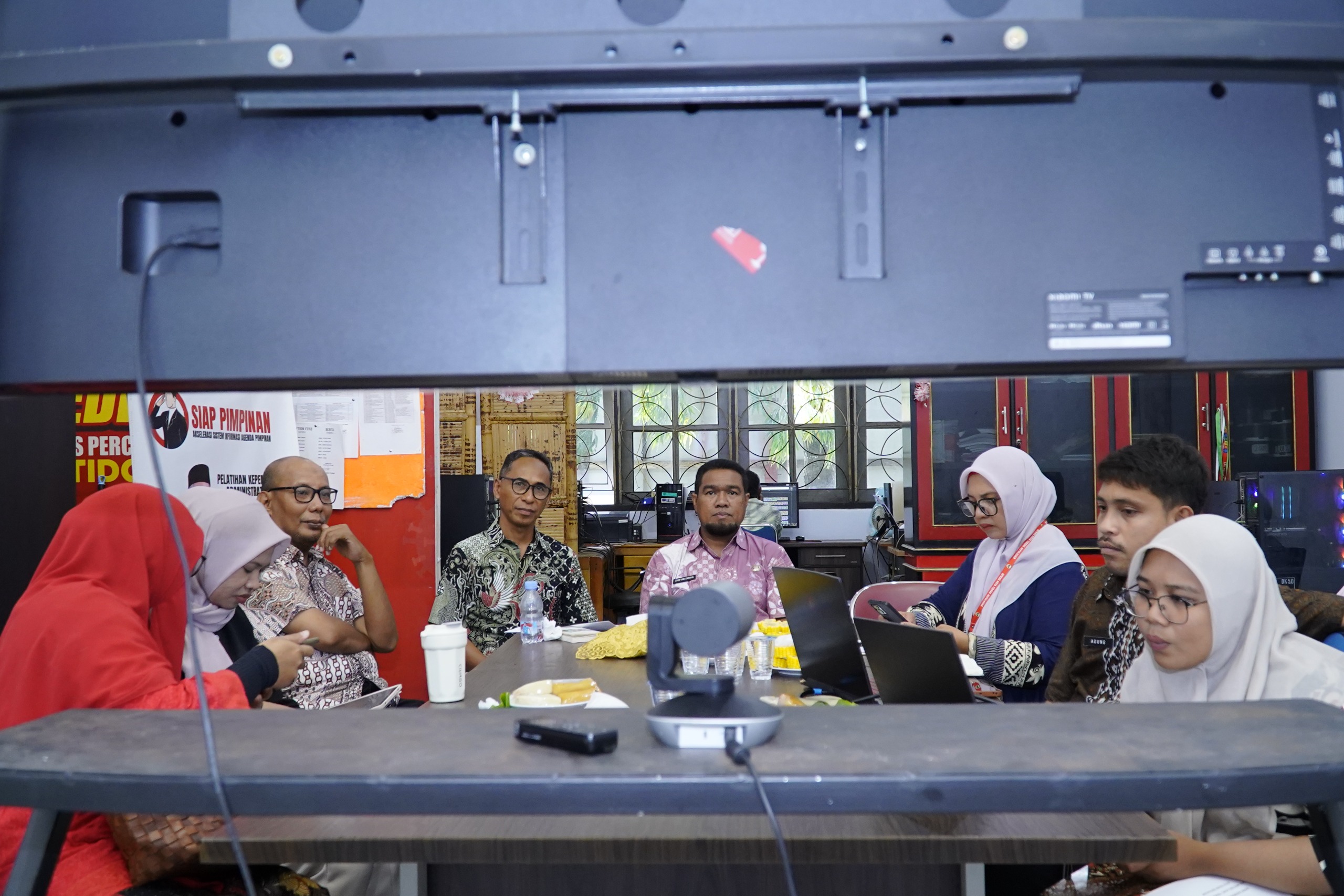 Asisten Sekda Bidang Pemerintahan dan Kesra DR. Syofyan Saraha,menghadiri rapat asesment best practice dan intim news yang dilaksanakan oleh Apeksi Komwil VI melalui Zoom Meeting di Ruang Rapat Bagian Protokol.
