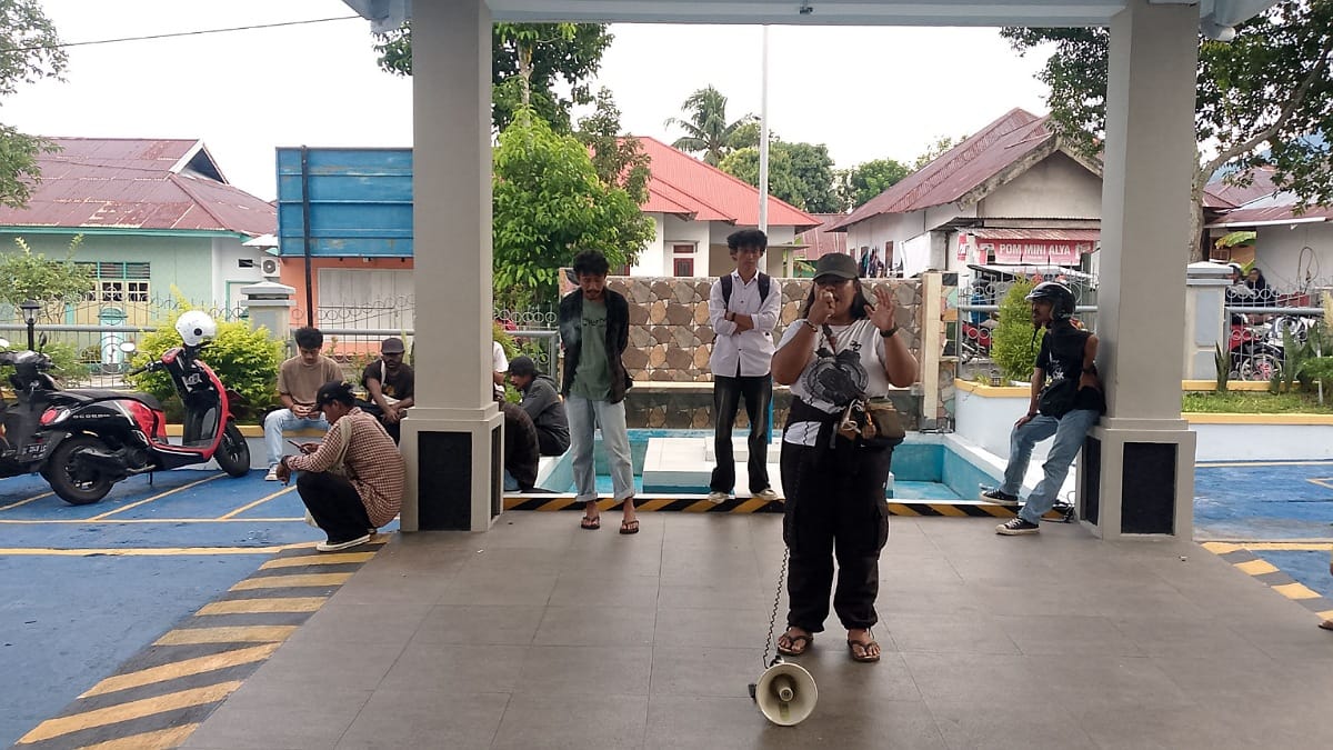 Aktivis Kepung Rutan Soasio, Protes Dugaan Kekerasan oleh Oknum Petugas terhadap Warga Adat Maba Sangaji 39 Aktivis Kepung Rutan Soasio, Protes Dugaan Kekerasan oleh Oknum Petugas terhadap Warga Adat Maba Sangaji.