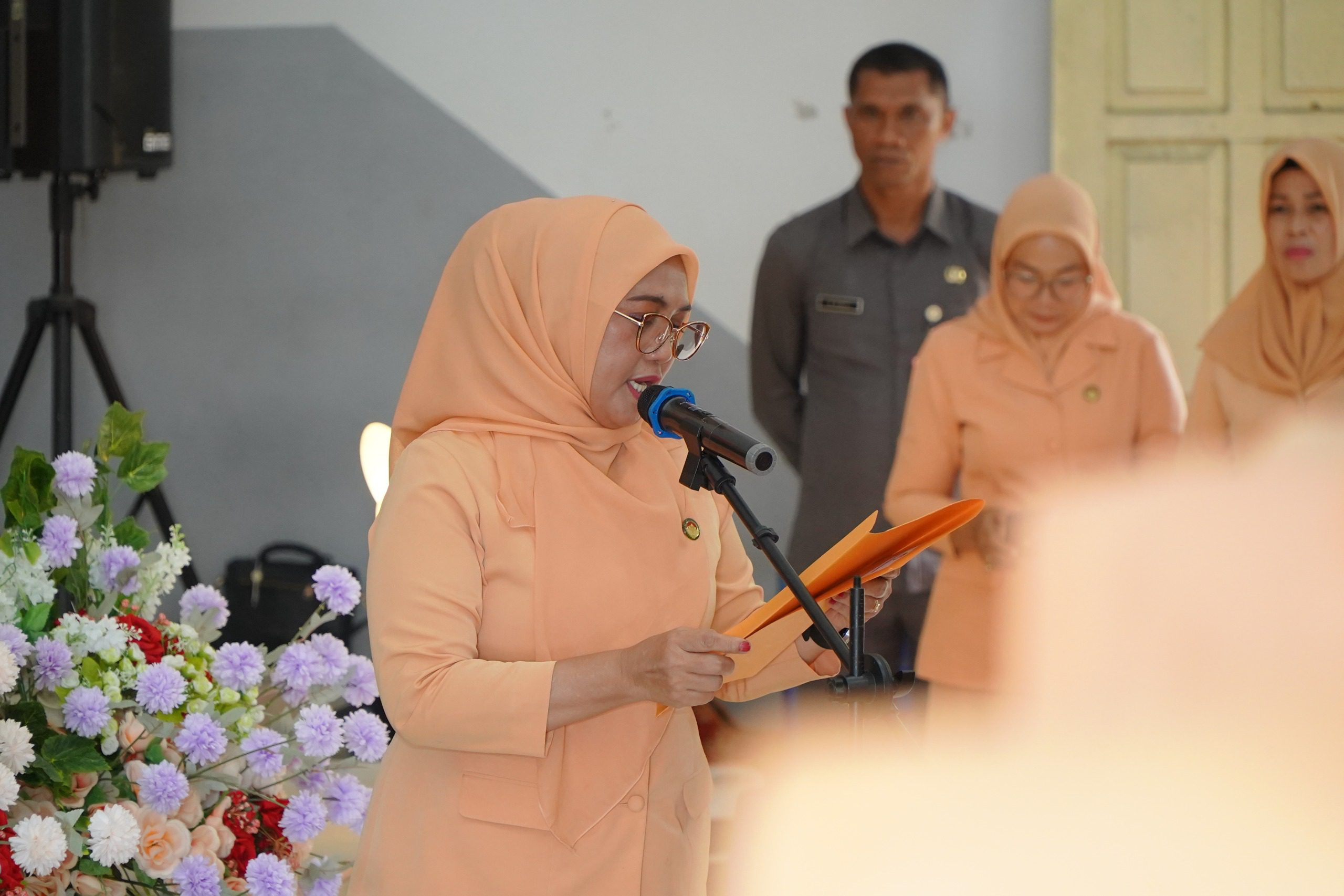 Ketua Dharma Wanita Persatuan (DWP) Kota Tidore Kepulauan Nuraen Ismail Dukomalamo Memberikan sambutan Pada PenguPengurus Dharma Wanita Persatuan DinasBadanKantor dan empat Kecamatan di Pulau Tidore.