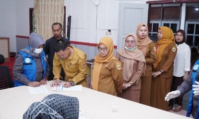 Kepala BKPSDM kota Tidore Kepulauan Rhusdy Thamrin, S.IP (kanan) beserta Staf melakukan Tes Urine di ruang rapat BKPSDM.