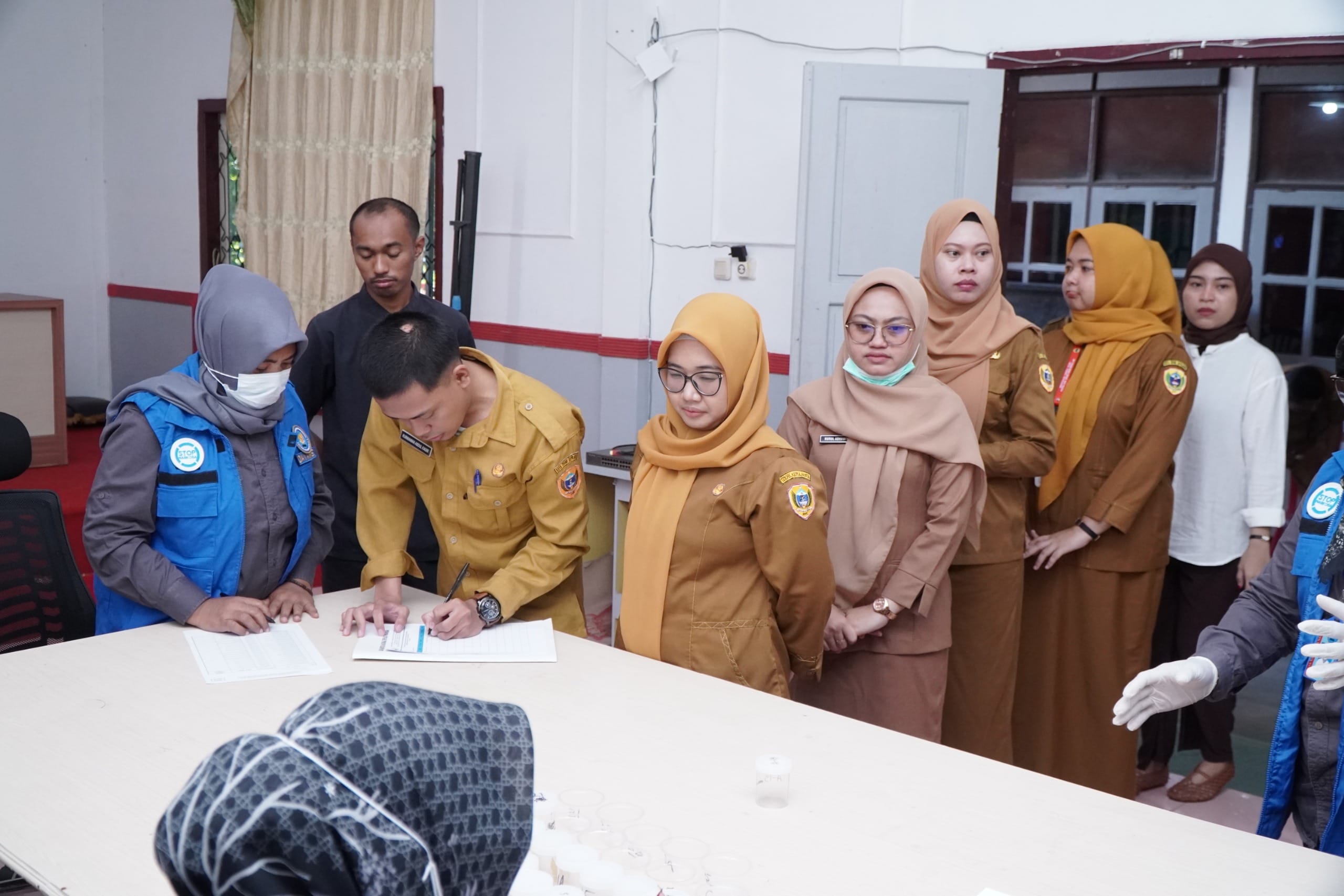ASN Jadi Teladan, Pemkot Tidore Gelar Tes Urine Peserta Latsar CPNS 2025 38 Kepala BKPSDM kota Tidore Kepulauan Rhusdy Thamrin, S.IP (kanan) beserta Staf melakukan Tes Urine di ruang rapat BKPSDM.