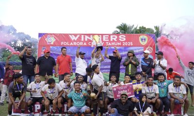 Wakil Wali Kota Tidore Kepulauan Ahmad Laiman, S.Sos menyerahkan piala bergilir kepada tim Aquila FC dari Kelurahan tambula yang keluar sebagai juara pada grand Final Fola Rora Cup IV Tahun 2025.