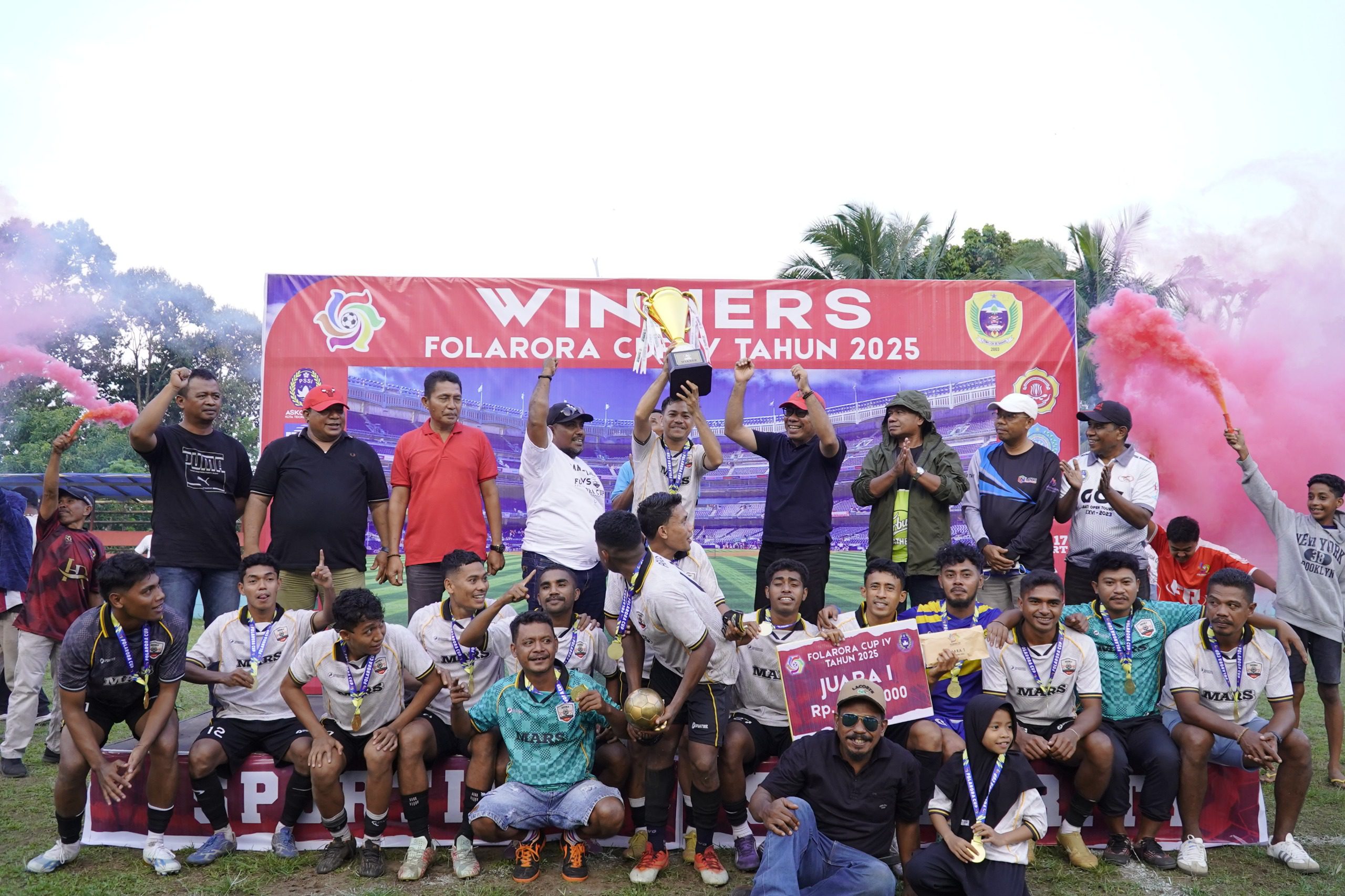 Wakil Wali Kota Tidore Kepulauan Ahmad Laiman, S.Sos menyerahkan piala bergilir kepada tim Aquila FC dari Kelurahan tambula yang keluar sebagai juara pada grand Final Fola Rora Cup IV Tahun 2025.