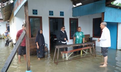 Wakil Walikota Tidore kepulauan Ahmad Laiman, S.Sos di dampingi Asisten Sekda Nidang Perekonomian dan Pembangunan Taher Husain, S.IP Meninjau Lokasi Banjir pada beberapa titik di Kecamatan Tidore.