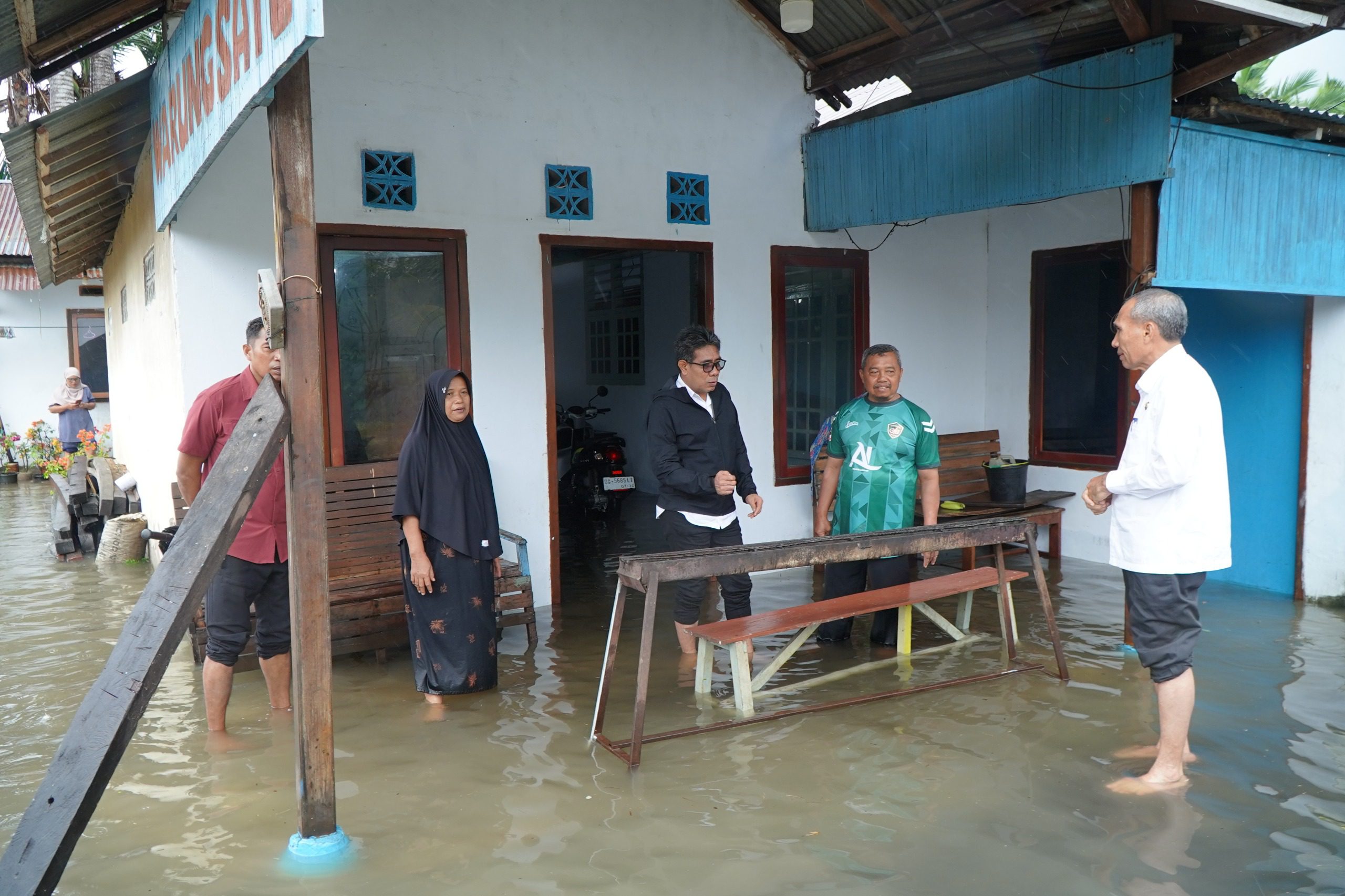 Wakil Walikota Tidore kepulauan Ahmad Laiman, S.Sos di dampingi Asisten Sekda Nidang Perekonomian dan Pembangunan Taher Husain, S.IP Meninjau Lokasi Banjir pada beberapa titik di Kecamatan Tidore.