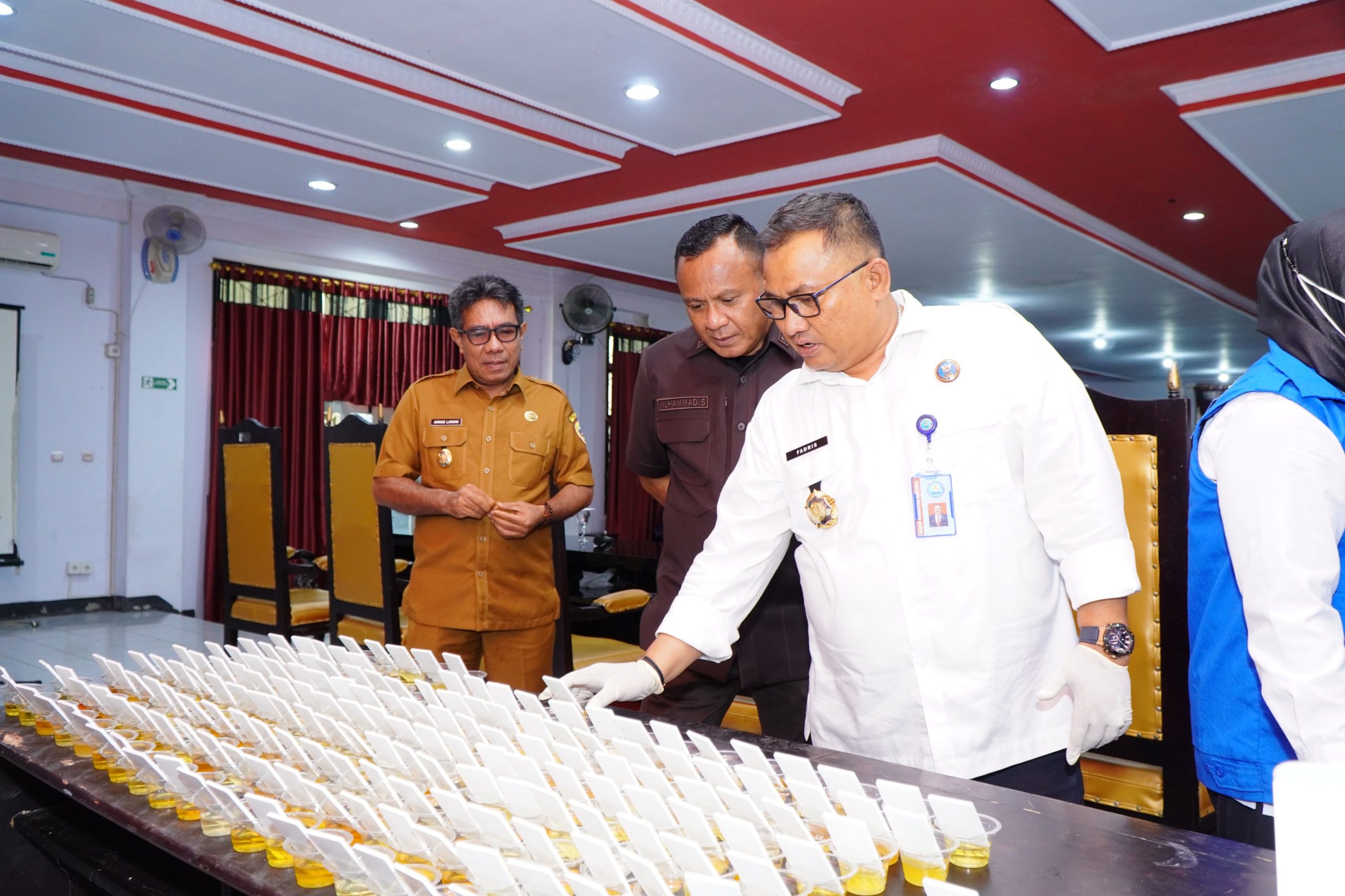 Walikota Tidore Kepulauan, Wakil Wali Kota, Ketua DPRD Bersama Sekretaris Daerah Kota Tidore melalukan Tes Urine dan memantau secara langsung pelaksanaan pemeriksaan Urine bagi PPPK Tahap II di lingkungan Pemda.