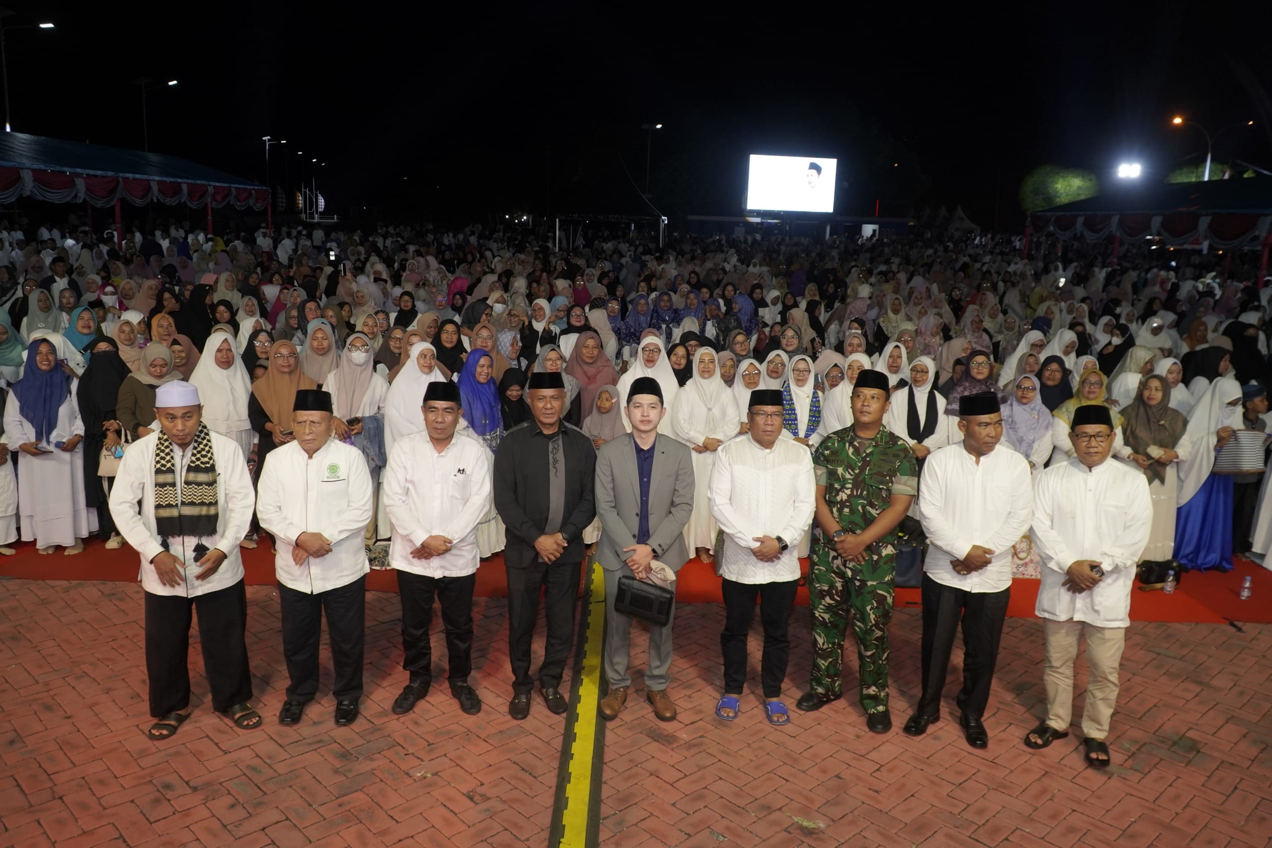 Sukses Digelar, Dzikir dan Doa Bersama Ustadz Dennis Lim di Pantai Tugulufa Dihadiri Ribuan Jamaah 39 Sukses Digelar, Dzikir dan Doa Bersama Ustadz Dennis Lim di Pantai Tugulufa Dihadiri Ribuan Jamaah.