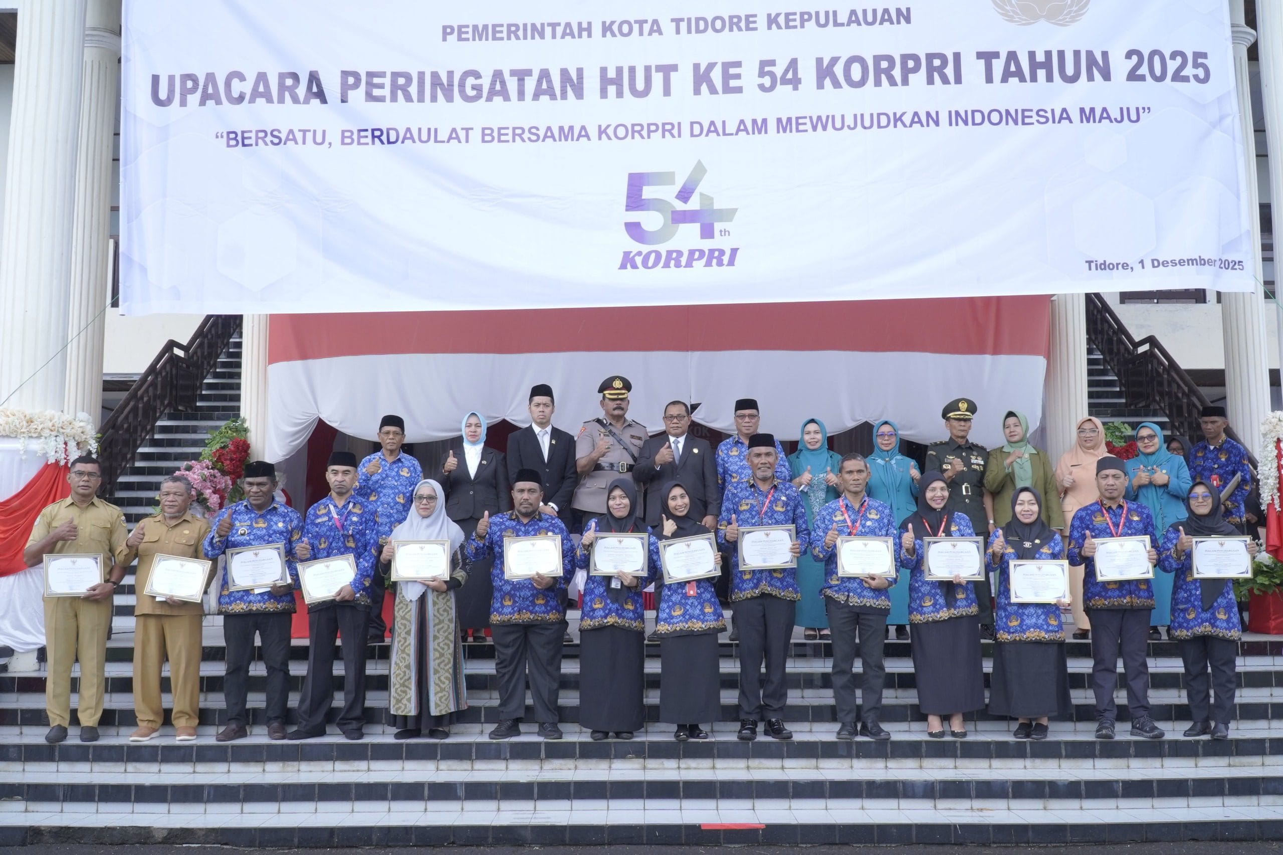 Pemkot Tidore Beri Penghargaan kepada Juara Lomba Inovasi Daerah pada Peringatan HUT KORPRI.
