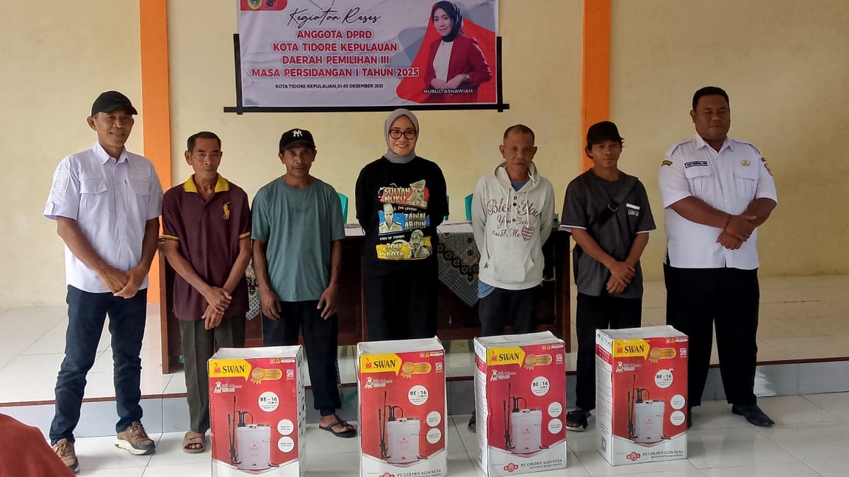 Nurul Asnawiah Serahkan Bantuan Pertanian kepada 11 Kelompok Tani Saat Reses di Kelurahan Fobaharu.