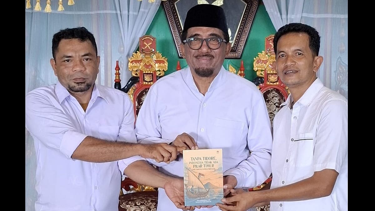 Foto penyerahan buku dari penulis kepada Sultan Tidore Husain Anting Sjah.