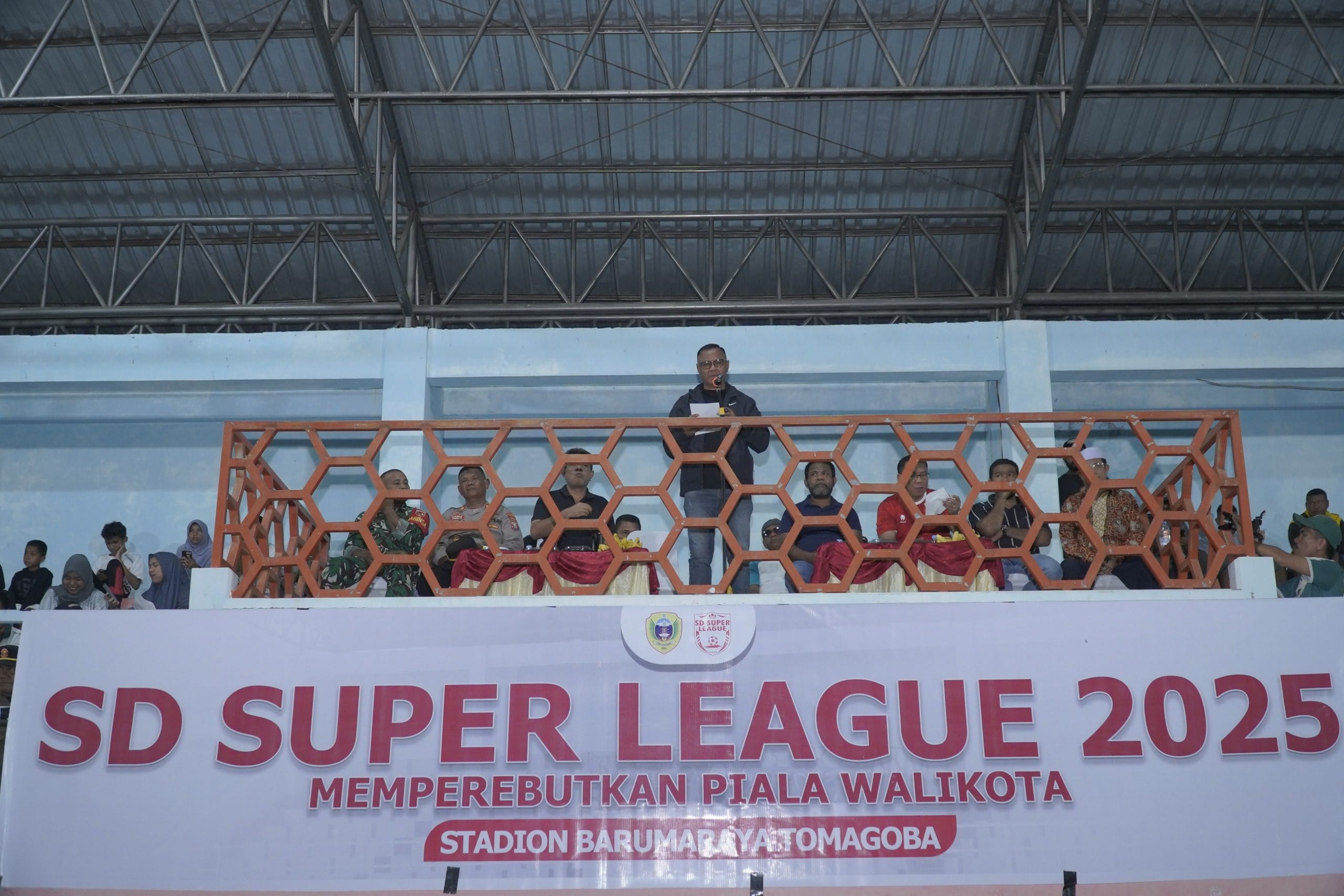 Wali Kota Tidore Kepulauan Resmi Buka Turnamen Sepak Bola Piala Wali Kota SD Super League 2025