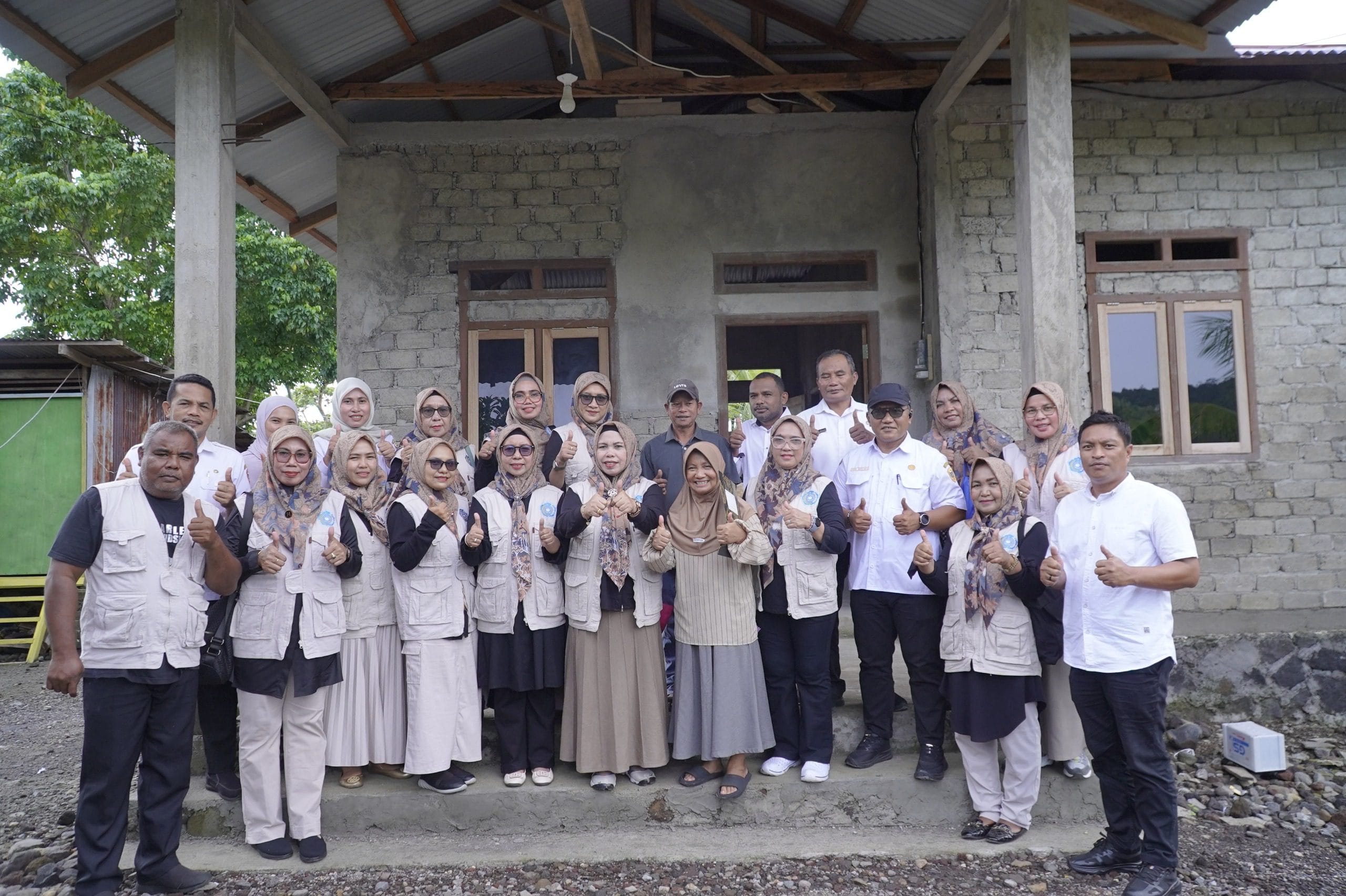 TP PKK Bersama Dinas Perkim Serahkan Simbolis Perbaikan 8 Rumah Tidak Layak Huni di Tidore.