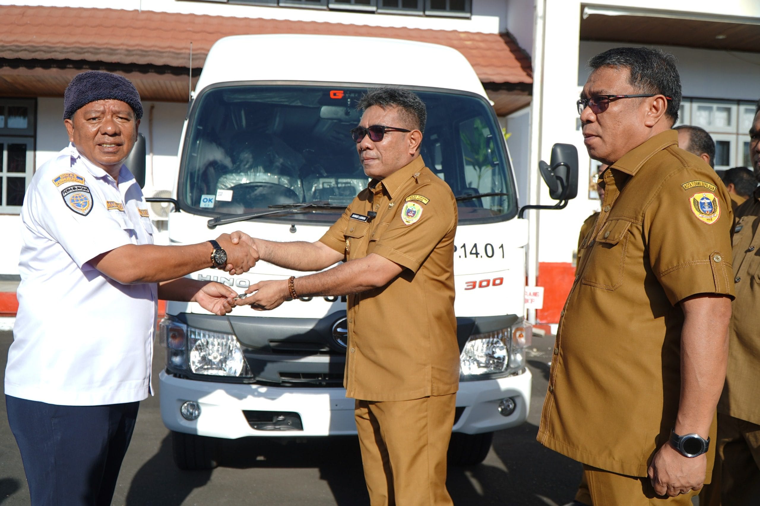 Wawali Tidore Serahkan Bus Sekolah Kemenhub, Tekankan Disiplin Pelayanan Publik.