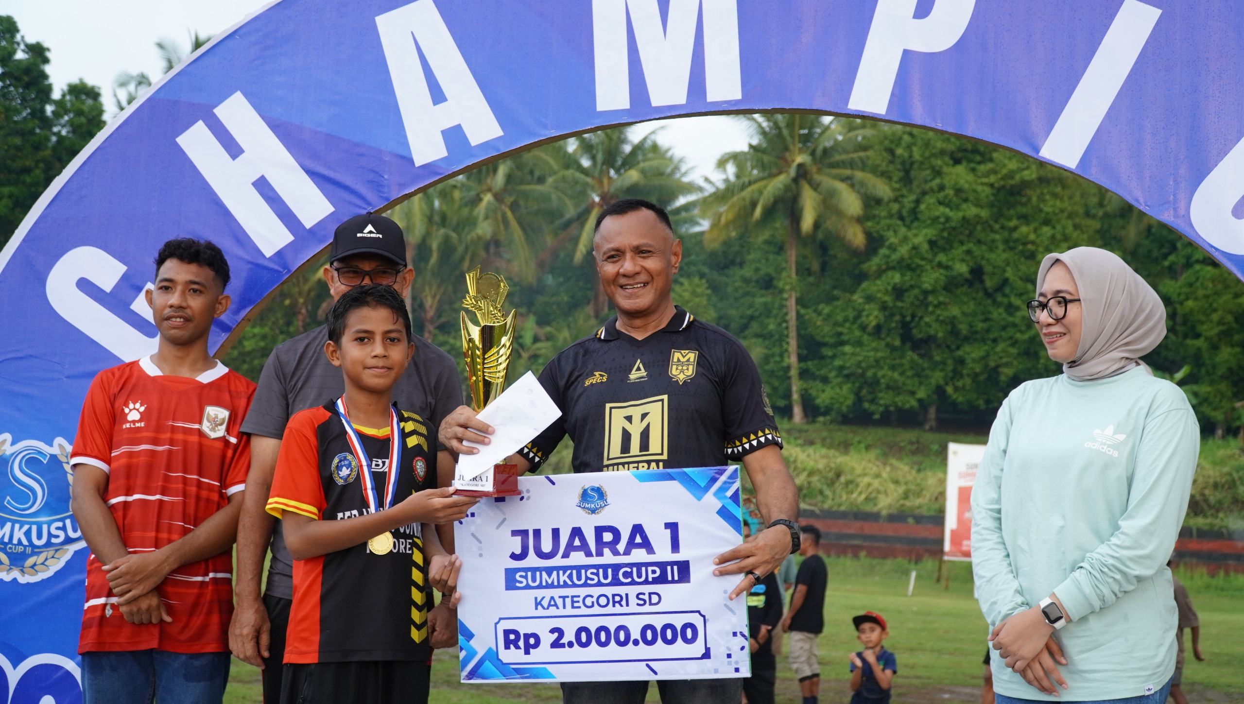 Wali Kota Tidore Resmi Tutup Turnamen Sepak Bola Usia Dini Sumkusu Cup II 2026.