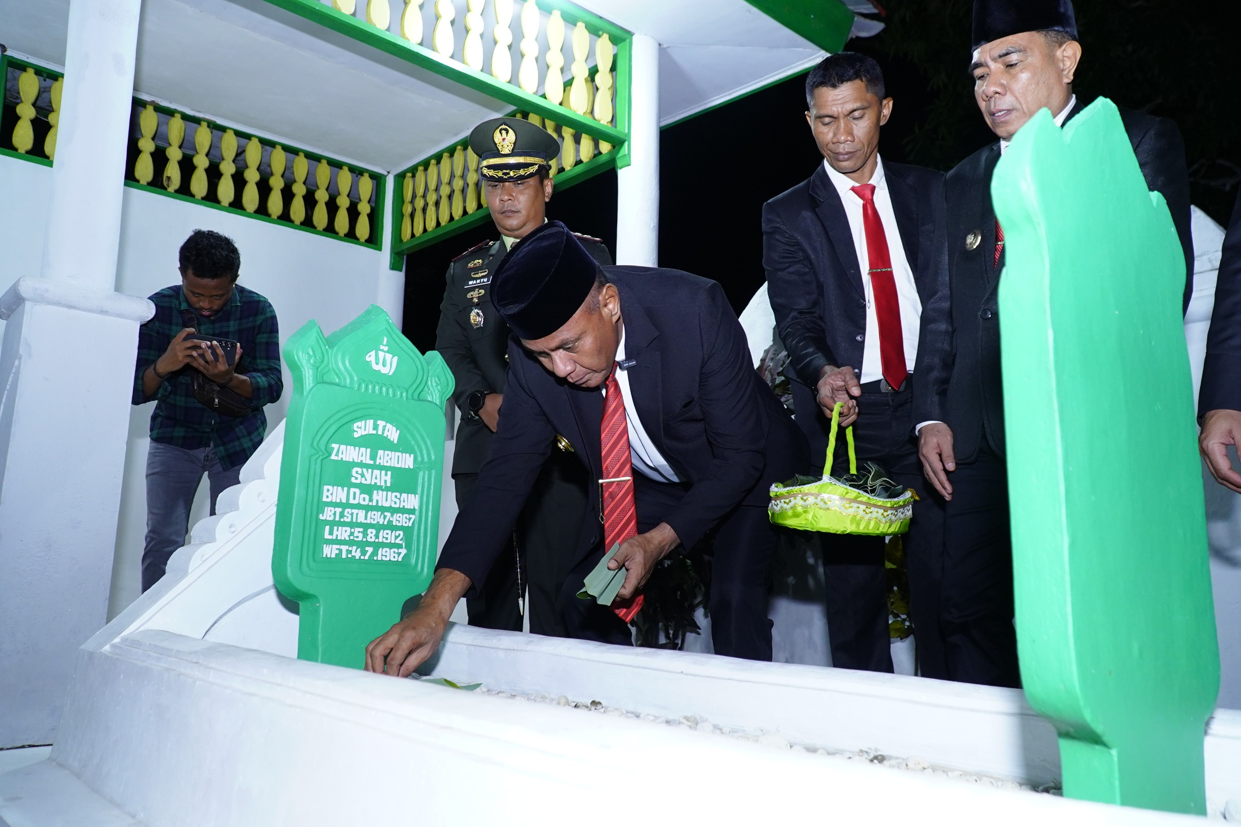 Pemkot Tidore Gelar Apel Kehormatan dan Renungan Suci di Makam Pahlawan Nasional Sultan Zainal Abidin Syah 39 Pemkot Tidore Gelar Apel Kehormatan dan Renungan Suci di Makam Pahlawan Nasional Sultan Zainal Abidin Syah.