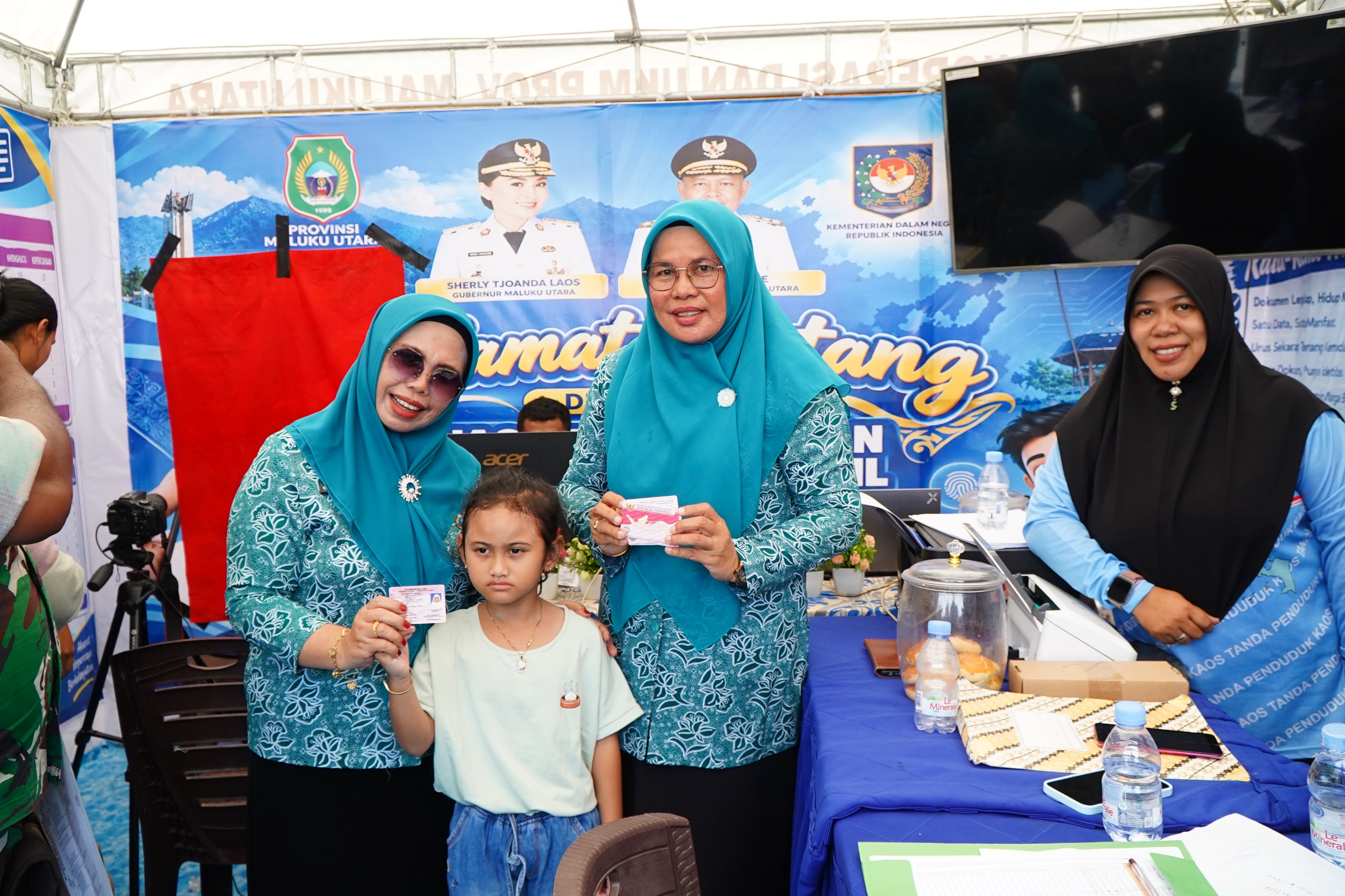 Ketua TP PKK Tidore Apresiasi Layanan Dukcapil di Stand HUT ke-27 Maluku Utara 39 Ketua TP PKK Tidore Apresiasi Layanan Dukcapil di Stand HUT ke-27 Maluku Utara.