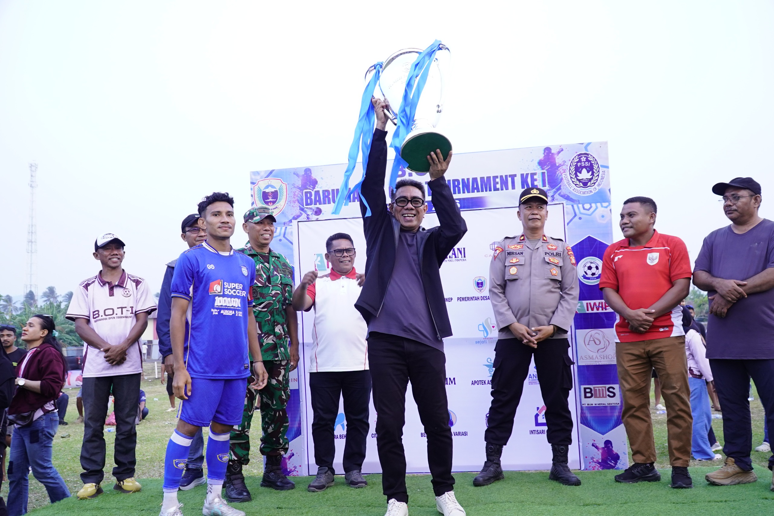 Wawali Ahmad Laiman Tutup Barumadoe Open Turnamen I Tahun 2026, PS Poram Mareku Keluar sebagai Juara 39 Wawali Ahmad Laiman Tutup Barumadoe Open Turnamen I Tahun 2026, PS Poram Mareku Keluar sebagai Juara.